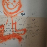  Исписана стена в подъезде